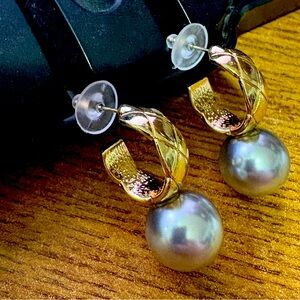 E-36 Gold tone fashion hoops with grey pearl